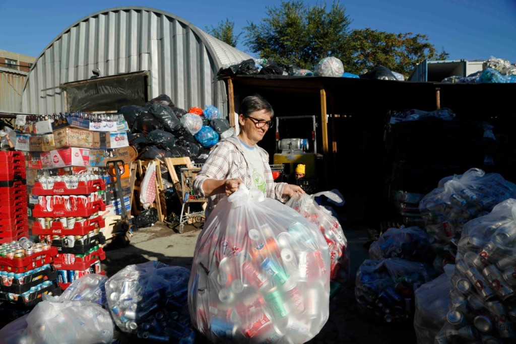 Ana De Louc collects cans at Sure We Can in the morning of Sept 27th, 2014. Photo by Wen Xin