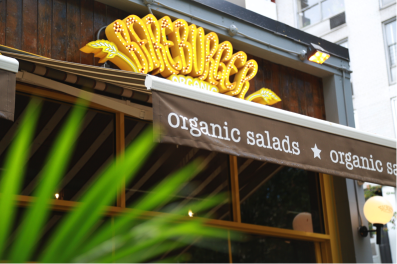 A Bareburger restaurant in LaGuardia Place, with its unique shop sign saying “organic salads, organic sandwiches, organic shakes.” Sept. 16th, 2014 (Siyi Chen)